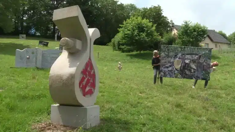 VIDEO. Les carcasses de voitures grincent dans un jardin de statues à Marc-la-Tour en Corrèze.