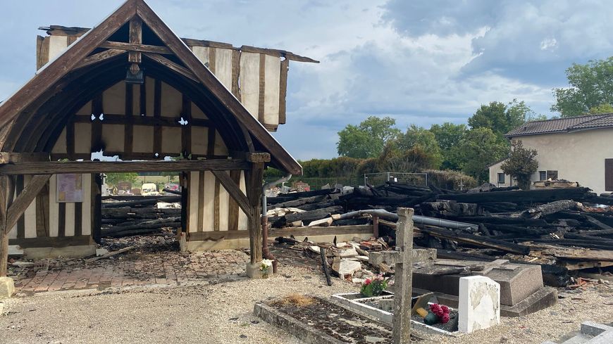 , Consternation et tristesse après l’incendie de l’église à pans de bois de Drosnay
