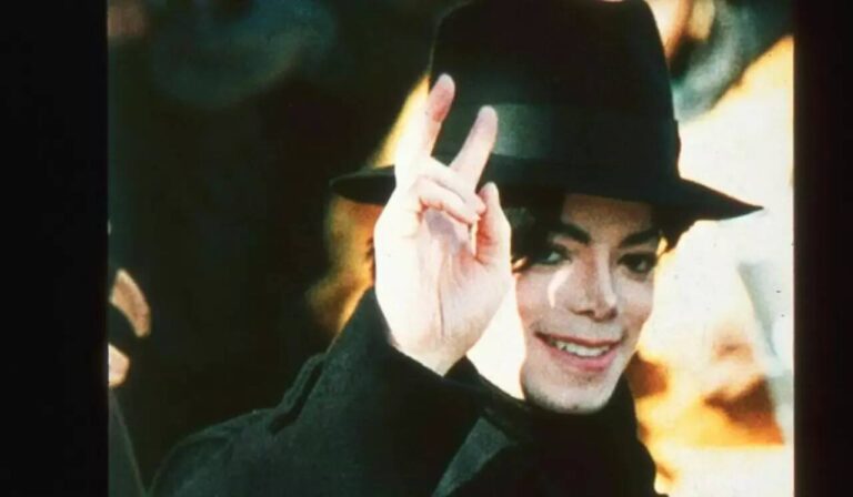 L’artiste le portait lors de son premier moonwalk… Le chapeau de Michael Jackson mis en vente aux enchères