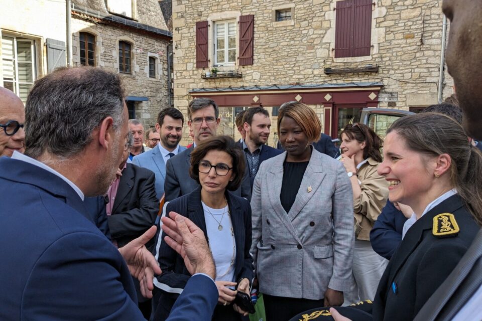 Au moment du départ, Frédéric Decremps (de dos), interpelle la Ministre de la culture en évoquant des projets pour Saint-Cirq-Lapopie...
