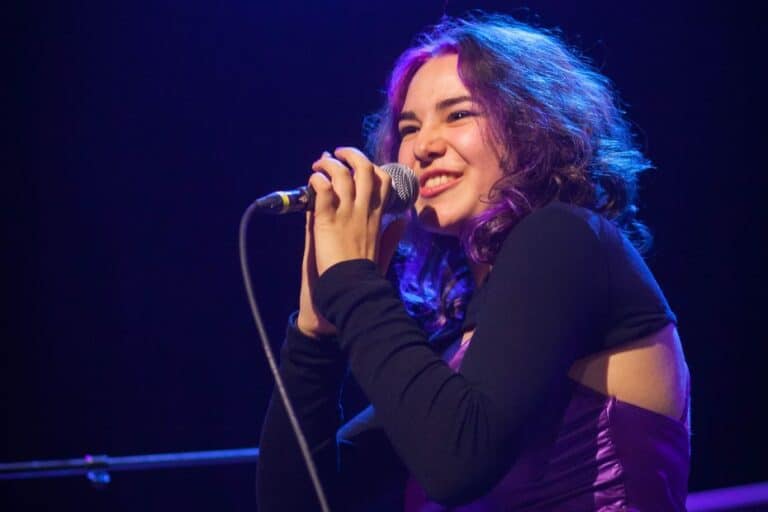 « Ça va être la première fois que je joue à l’étranger » : la chanteuse MUSA représentera la France aux Jeunesses Musicales